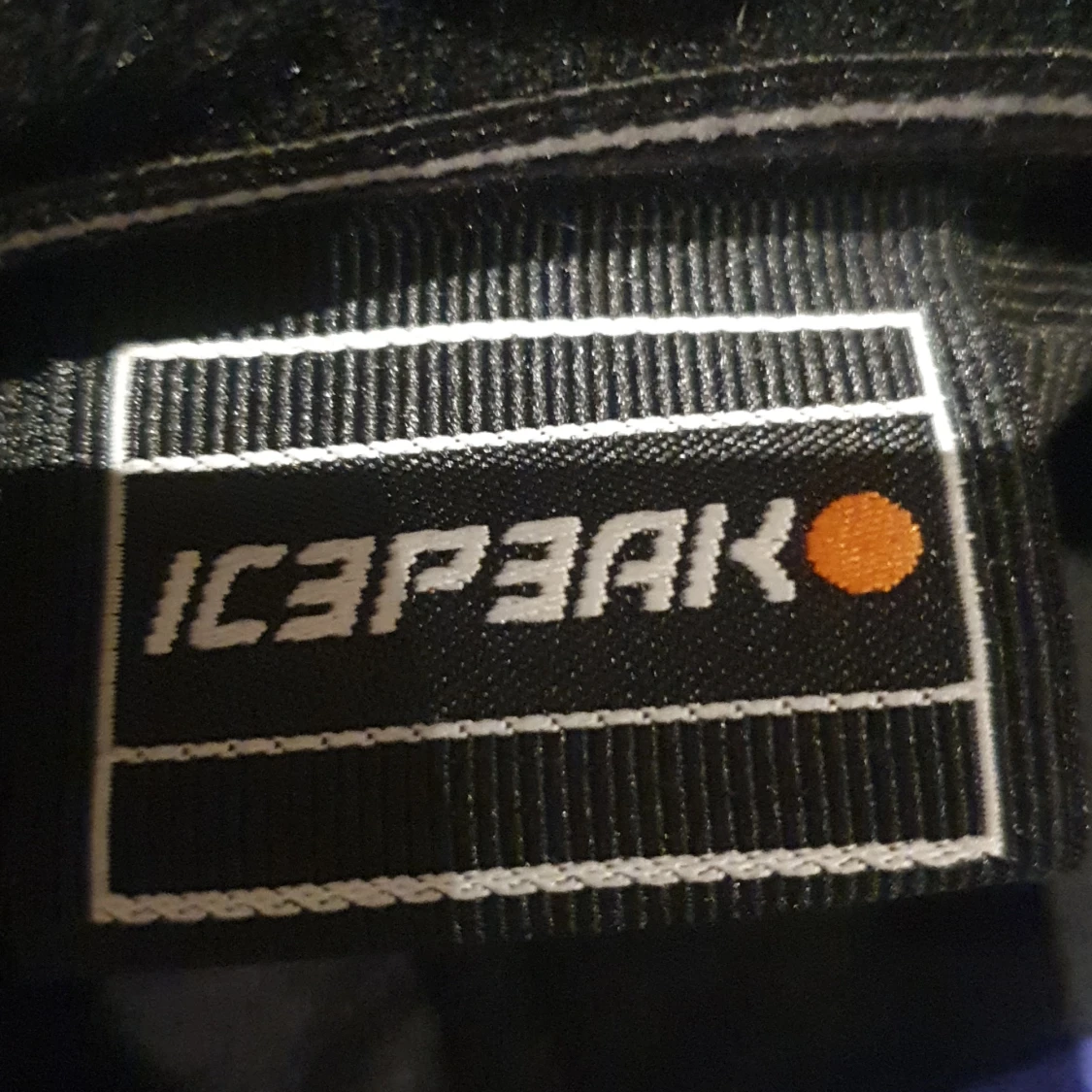 En Icepeak regnjacka. lila. - 91