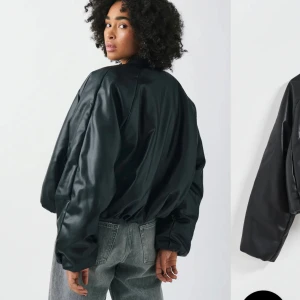 Skinnjacka  - Pu bomber jacket från Gina tricot.  Prislappen är kvar. Ord pris 799kr.