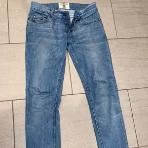 Blåa Tiger of Sweden jeans i storlek 28/32 De är i bra skick och ny pris är ca 1500kr. Mitt pris 349kr.