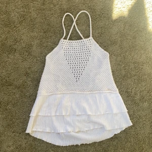 Sommarlinne/topp - Vitt, härligt linne/topp från Mango, helt perfekt till sommaren! ☀️Öppen för prisförslag 💗