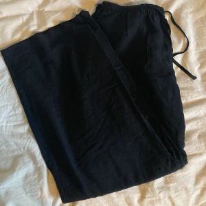 Svarta linnebyxor  - Fina linnebyxor från Gina tricot i storlek S men passar även XS och M:)  Materielset är så skönt och tunt, perfekt för sommaren!  Hör gärna av dig vid frågor🌷