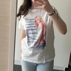 T-shirt med rhinestones - Ascool t-shirt med brittney spears och rhinestones, utan defekter 🤍💕