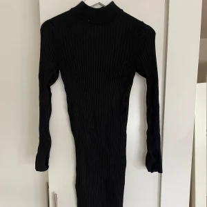 Klänning - Stickad klänning Gina Tricot Storlek: S