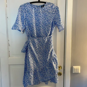 Sommarklänning🦋🦋 - Fin sommarklänning med volanger och knytning i midjan🦋 Använd nån enstaka gång🤗