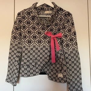 Kofta Odd Molly - Kofta från Odd Molly i storlek 0 (XS) men skulle säga att det passar som S också. Rosa knytning vid midjan. Använd fåtal gånger 