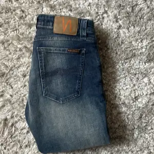 Nudie jeans low waist. Mått: W29 L34. Perfekt skick. Säljer dem då jag trodde det var herr jeans