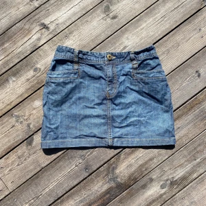 Lågmidjad jeanskjol - Jättefin lågmidjad jeanskjol i bra skick. För liten på mig så bilder på kan ej fixas. Midja 36cm, längd 34cm. Skriv privat för frågor eller flera bilder 🩷