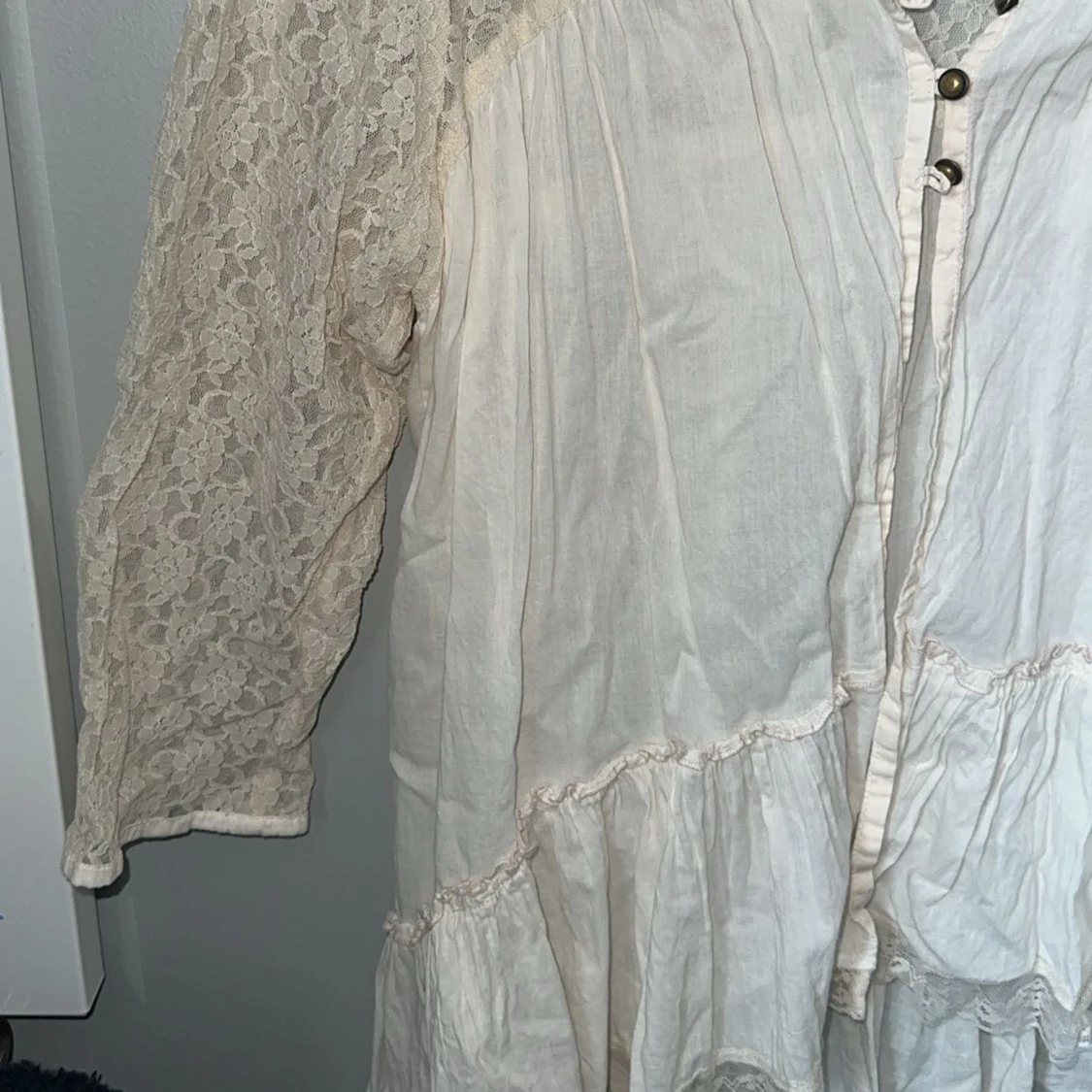 Blus, spets, volanger o knappar - 90