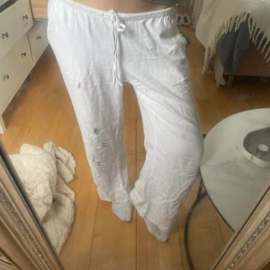 Linnebyxor  - Säljer mina lågmidjade linnebyxor från hm som är i storlek s, då det är för korta för mig men de är i bra skick och jättesnygga. Skriv för fler bilder eller frågor! Pris kan diskuteras  