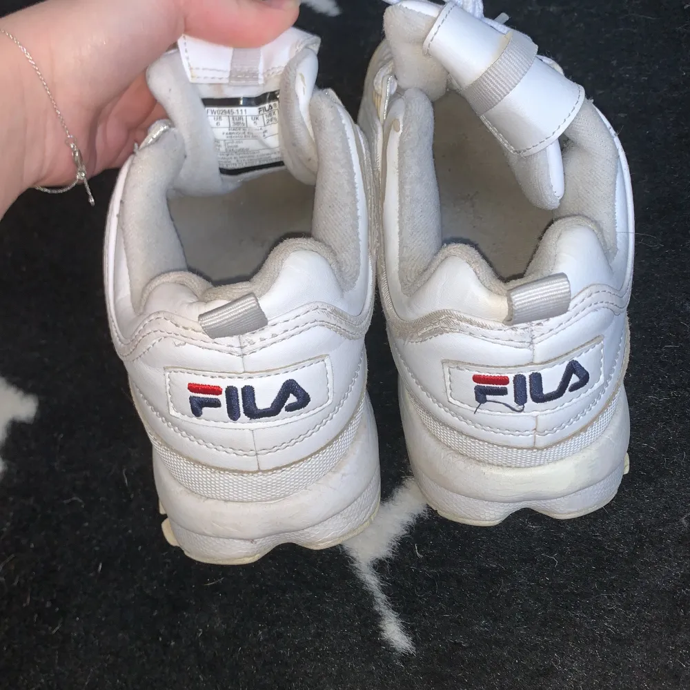 Vita FILA skor. Minns inte vad modellen heter. Storlek 38 1/2. Passar mig som vanligtvis har 38 i skor. Välbevarade men finns tecken på användning, inget som man tänker på💕. Kengät.