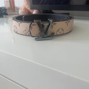 Bälte - Aldrig använd och kan vändas ut o in så det svarta är utåt med märket.