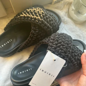 INUIKII - Helt nya INUIKII Tofflor, storlek 38. Aldrig använt då dem är för stora för mig.