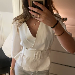 Unik topp  - Unik topp med bälte 