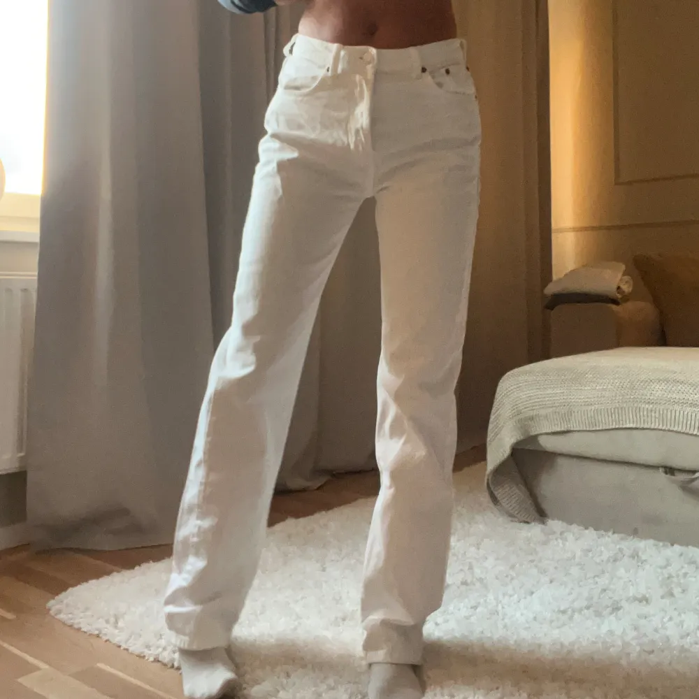 Vita raka midwaist jeans från Zara. Perfekta men kommer ej till användning, är 173cm. 💫. Jeans & Byxor.