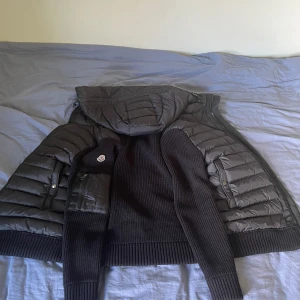 Moncler cardigan hooded  - Hej, säljer min moncler cardigan. Använd få gånger. Ingen skada på den man kan skanna loggan och qr-koden. Hör av dig om det är något du undrar 👍