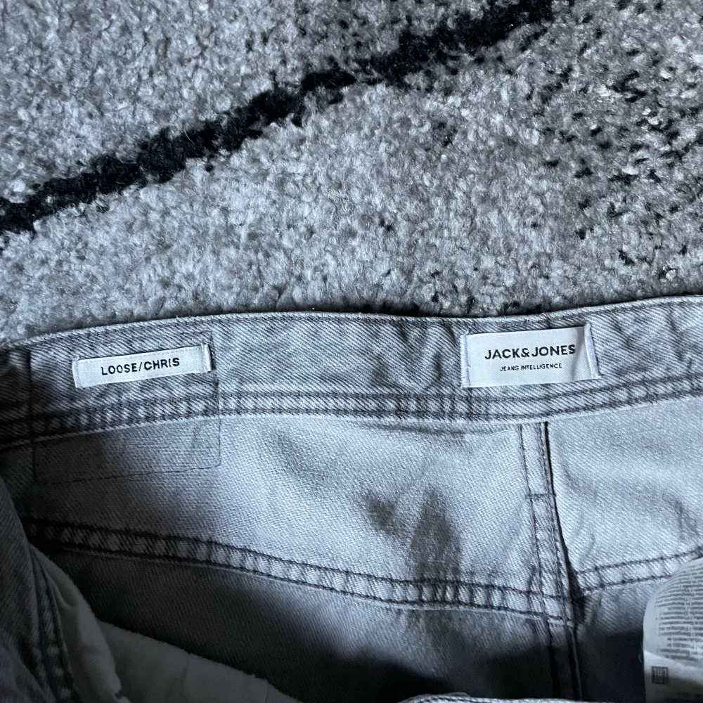 Hej, säljer mina Jack and Jones jeans i modellen chris loose, storlek 32/33 och är i 8/10 skick. Kom privat för frågor 🤩. Jeans & Byxor.