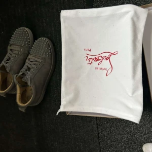 Louboutin skor - Louboutin skor i storlek 41 men passar 42 också. Skick 8/10. Box och dudtbag medföljer. Pris kan diskuteras! Hör av er om ni har några frågor!