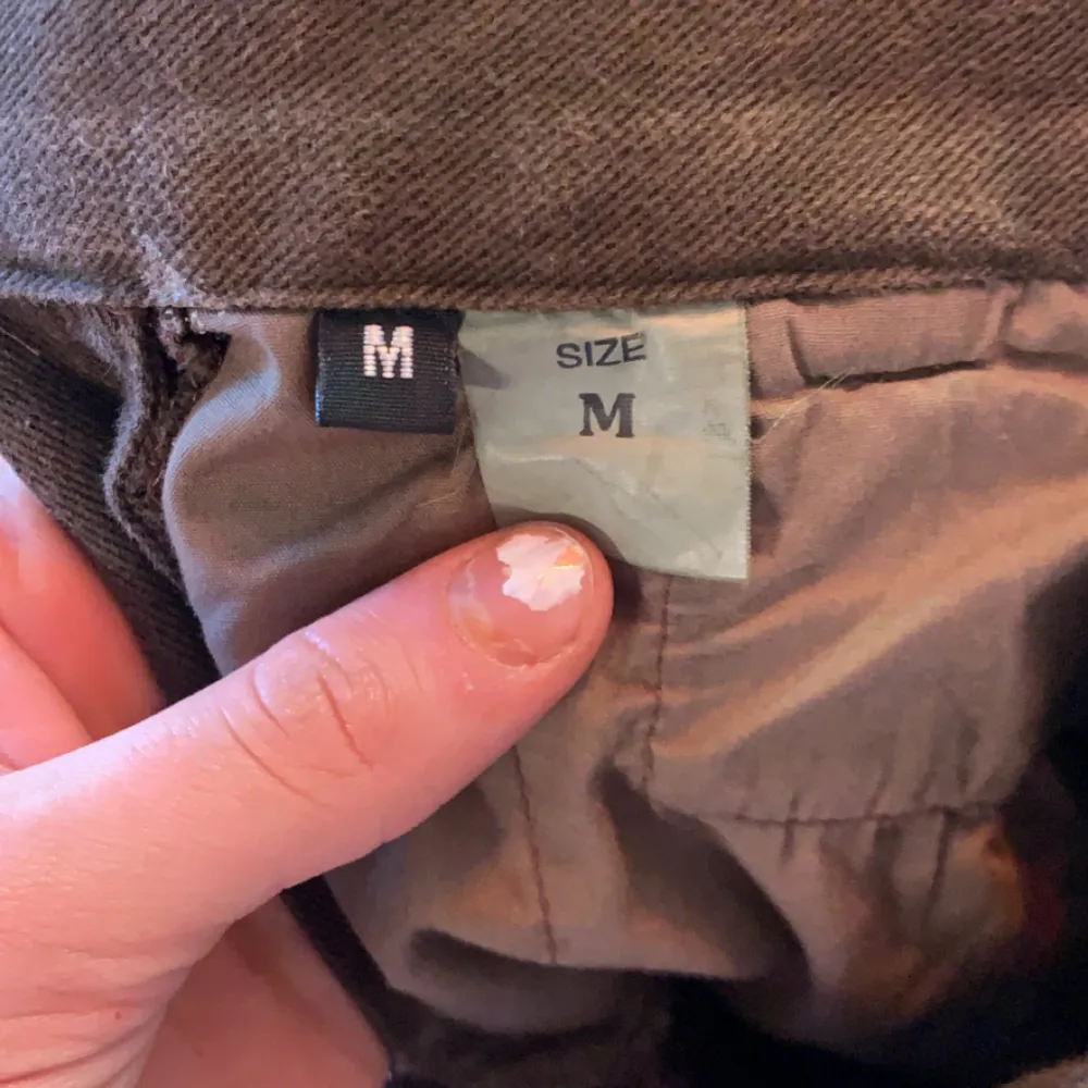 såå snygga och unika lowwaist bootcut byxor🩷 bra skick!! står storlek M i, men passar på mig som brukar har 36/S💘💘. Jeans & Byxor.