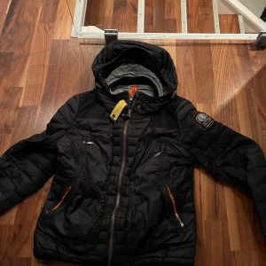 Parajumper Jacka - Nu ja säljer denna parajamper jacka då den it är snygg på mej och behöver hitta något annat! Bra skick 9/10  knappt andvänd  skön jacka finns luft hål vid armhålan as bra ny pris 4300kr  storlek Xs passar även S och Den är Äkta!! Kan gå ner i pris!