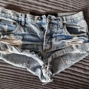 Supersnygga jeansshorts från Oneteaspoon. Beställda från USA.  One Teaspoon Denim Shorts Waist 28” Distressed Button Fly Blue