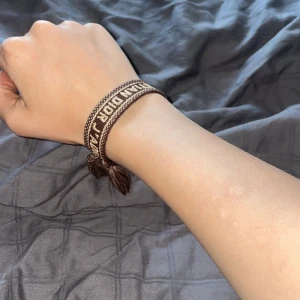 Dior armband  - Fake armband som du kan göra hur stort eller litet du vill skickas samma eller dagen efter,har du frågor så gör gärna av dig!