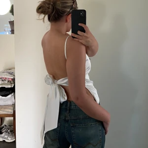 Zara sommartopp - Säljer denna vita zara topp med justerbar knytning i ryggen, som är helt oanvänd, utan prislapp, i storlek S. Pris kan diskuteras, skicka prisförslag eller köp direkt för 200kr. (nypris: 329kr, på zaras hemsida)