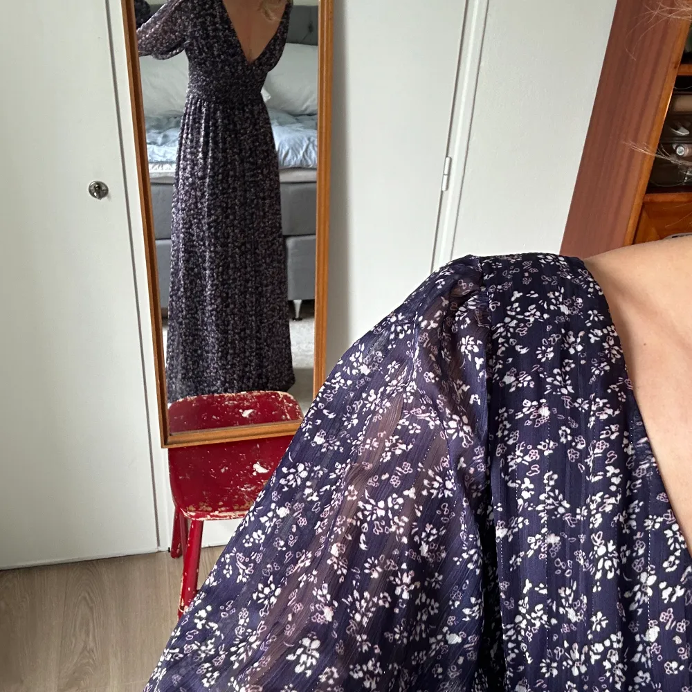 Så vacker klänning från Goddiva. Använd vid ett tillfälle. Finns på Bubbelroom för 1199kr.   Skriv för fler bilder.  Jag är 170cm lång. Klänningar.