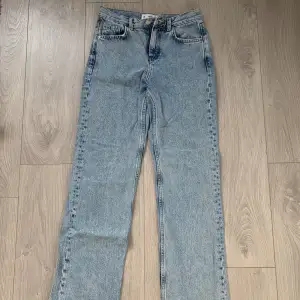 Ett par raka jeans från Mango. Perfekta nu till våren/sommaren! 