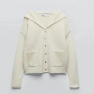 Zara tröja  - Fin stickad tröja ifrån zara köpt här på plick, säljer då jag rensar garderoben. Storlek M men passar även S