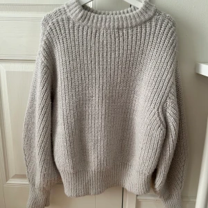 Tjock stickad tröja från H&M - En supermysig stickad tröja som är både fin och bekväm. Har en tung känsla och man håller sig riktigt varm i den 🥰 Har använts en del men är fortfarande i bra skick, mycket mjuk och skön. Strl SX 