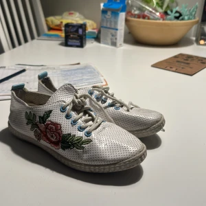 Vita skor med blommor - Hitta mina gammla skor i storlek 36. Det är ganska fint sick förutom skosnören som kanske behöver tvättas 