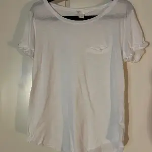 2 st likadana helt vita t-shirts med liten ficka på bröstet