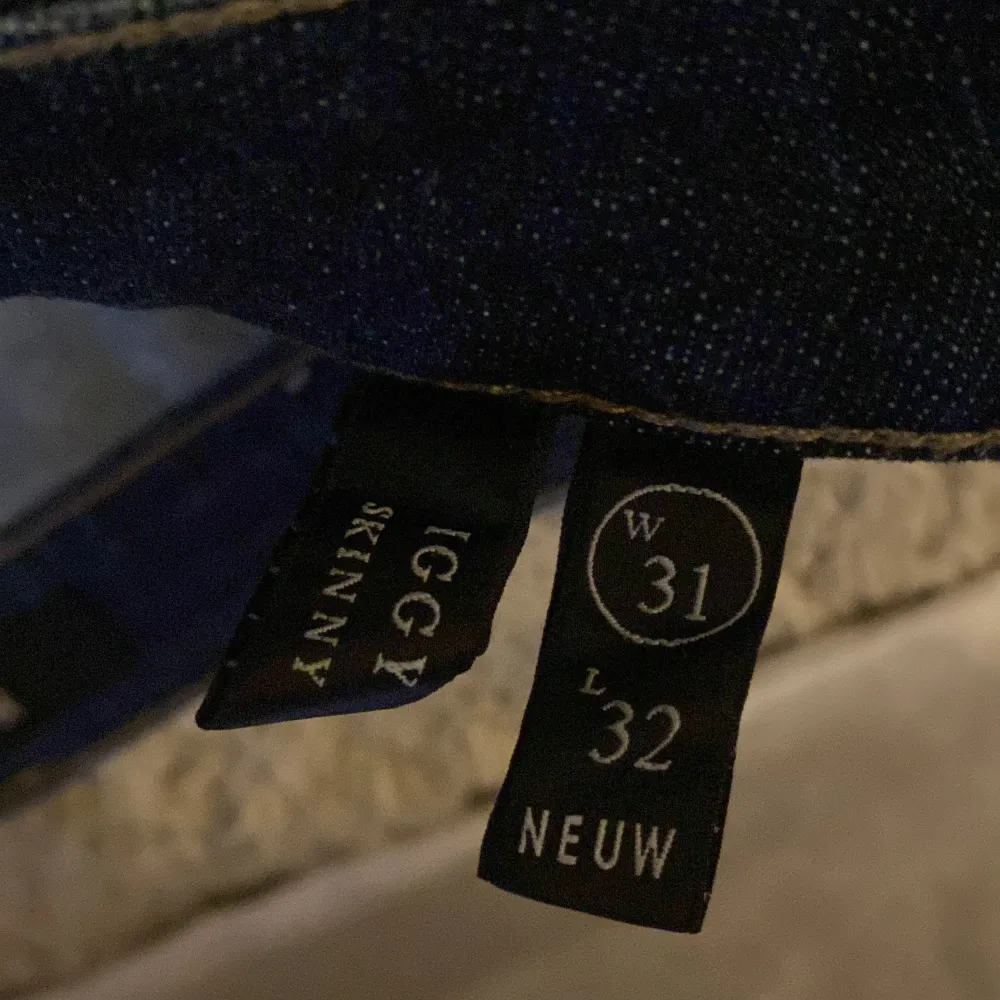 Riktigt stilrena jeans i en fin tvättning från det populära märket NEUW i topp skick. Nypriset på dessa ligger på runt 1400kr. Storleken är W31 L32 och är slim fit. Hör av er vid minsta fundering 🤩. Jeans & Byxor.