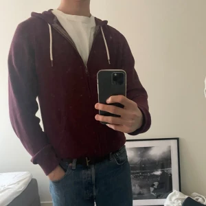 Vinröd zip-hoodie  - Säljer skitsnygg zip-hoodie som inte används tillräckligt. Läcker färg och bra passform.