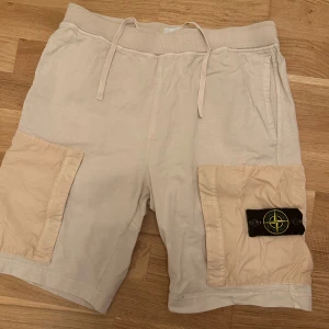 Stone island shorts i ny sick ! - Tja, själer dessas najs stone island shorts som e perfekt till sommaren, de har två drag kedjor fickor p båda framsidorna och bra bakfick, fläck som finns p sista bilden går att ta bort med lite jobb, priset är ej fast!