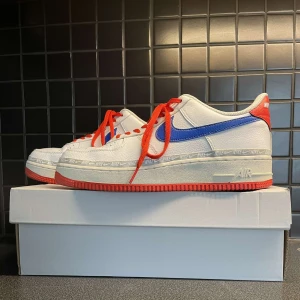 Nike skor - Säljer ett par knappt använda Nike skor, AF1 Edition. Använda 4-5 gånger så är i fint skick 