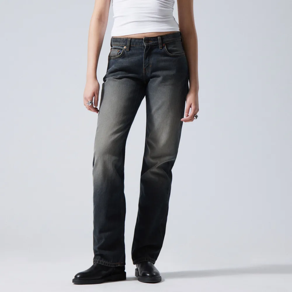 Svarta jeans från weekday i modellen “arrow”, De är i samma model som på första bilden, men i annan färg. De är använda men har inga synliga defekter. Köptes för 590kr förra året. Säljer då de inte passar längre. Köp sker via plick 🫶🏼. Jeans & Byxor.