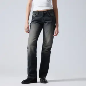 Svarta jeans från weekday i modellen “arrow”, De är i samma model som på första bilden, men i annan färg. De är använda men har inga synliga defekter. Köptes för 590kr förra året. Säljer då de inte passar längre. Köp sker via plick 🫶🏼