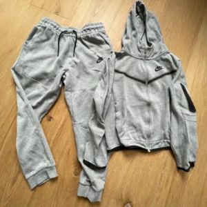 Nike Tech Fleece - Mjukisdress Nike Tech Fleece. Stl 134-147 (M).