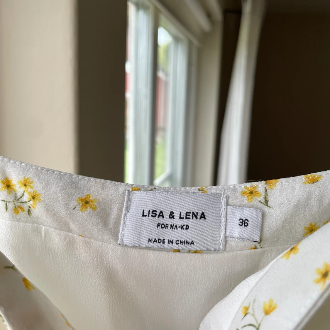 Gul blommig klänning - 92