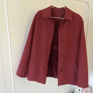 Röd vårjacka - Säljer denna vår jackan som jag köpt secondhand💗