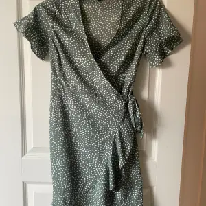 Säljer denna klänning då den är för liten.  Köparen står för frakt!!!
