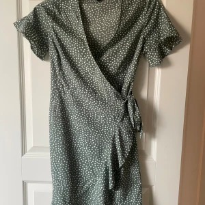 Klänning  - Säljer denna klänning då den är för liten.  Köparen står för frakt!!!