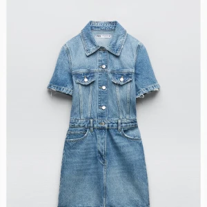 Jeans klänning - Super fin jeans klänning i stl XS säljs inte på Zara längre!! Använd 1 gång på midsommar, som ny 🥰