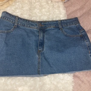 mini skirt - jeansskjol som är mini skirt, stretchig och skön. Är 38 men passar likaväl som 36