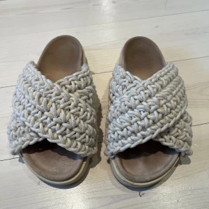 Inuikii tofflor - Intressekoll på min inuikii tofflor, använda men fortfarande i fint skick, inga skavanker förutom sulan som är lite skitig! 