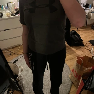 Under armour t-shirt - En under armour t-shirt i storlek M. Använd några gånger men har vuxit ur den. 