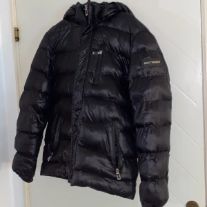 Saint Vincent Jacka (Polo) - Säljer min gamla Saint Vincent jacka då den har blivit för liten för mig, Inte perfekt just nu men passar perfekt för vintern❄️Skriv till mig här om ni vill ha fler bilder. Pris kan diskuteras 