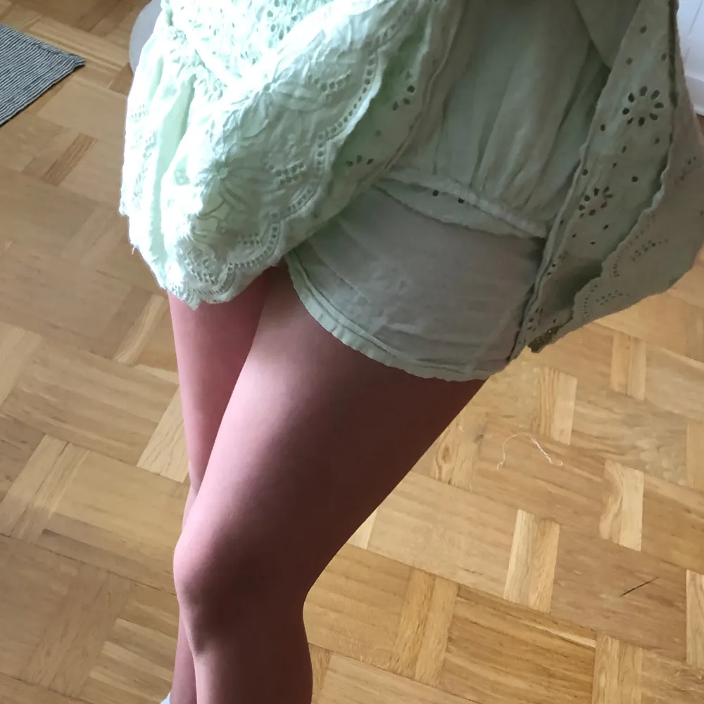 Säljer denna jättefina gröna kjol från zara. Har blivit lite för liten nu. Jättebra skick. Storlek 152 pris 140 men priset kan diskuteras . Kjolar.