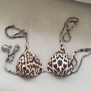 Bikini - Skitsnygg bikini överdel från Nelly, köpt för cirka 1,5 år sen men har aldrig kommit till användning, i storlek 34 men passar någon som har typ storlek B/C i Bh. Skriv för fler bilder.